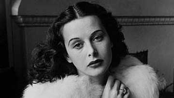 Hedy Lamarr blickt verführerisch
